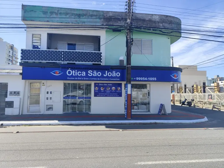 Fachada da Ótica São João no Centro de Navegantes